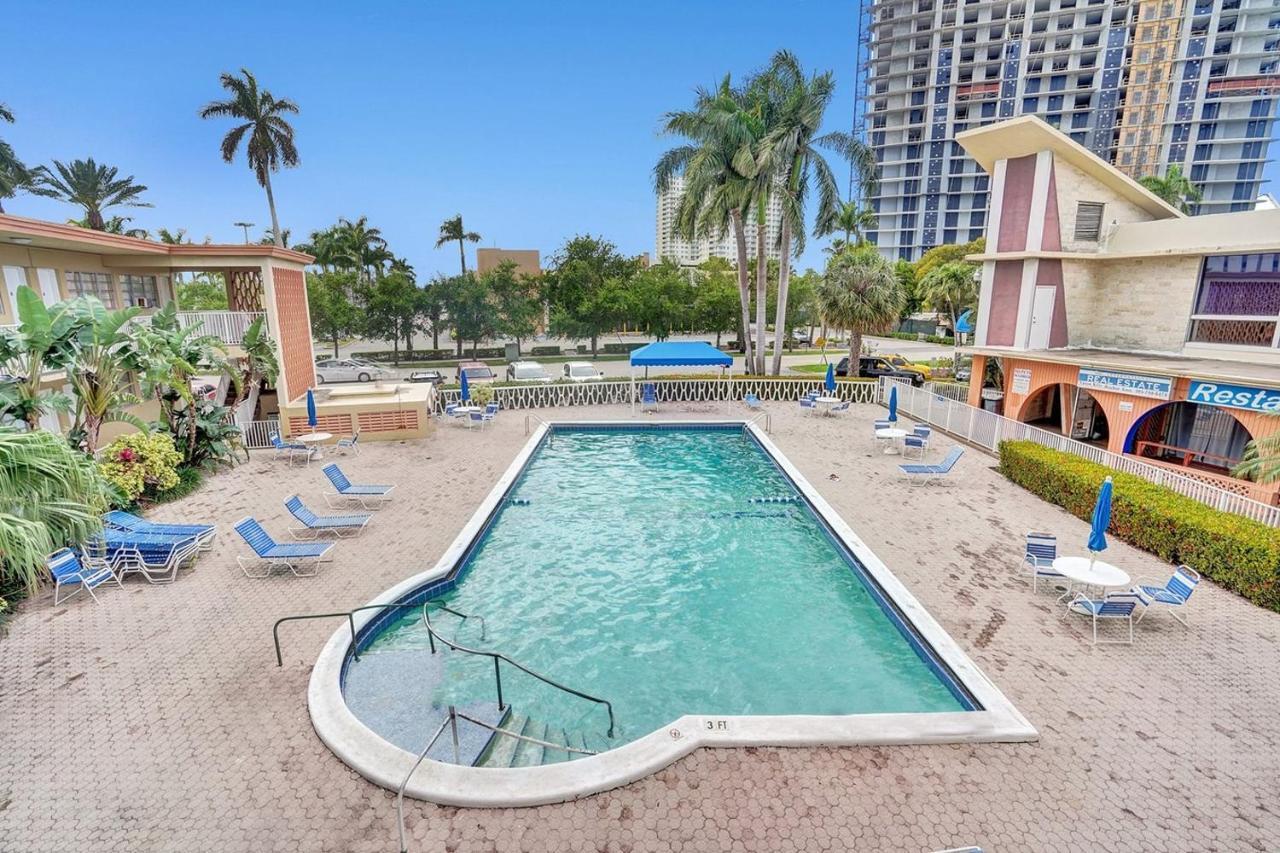 Hallandale Gulfstream Pool Walk To The Beach Hallandale Beach Exterior foto